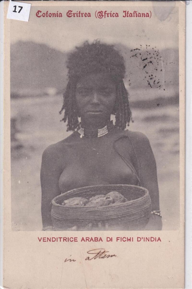 Cartolina d’epoca nudo di donna Colonia Eritrea (Africa Italiana) Venditrice araba di fichi d'India