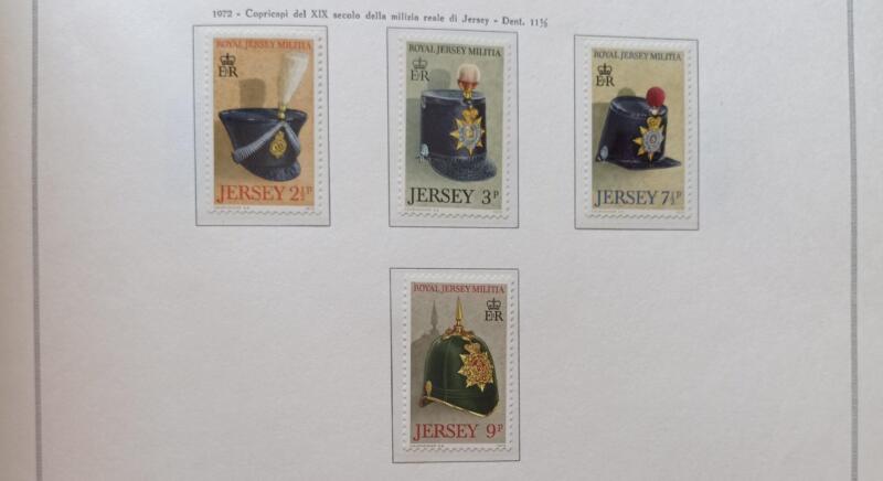 Francobolli Jersey Anno 1972 Copricapi della Milizia reale del XIX secolo