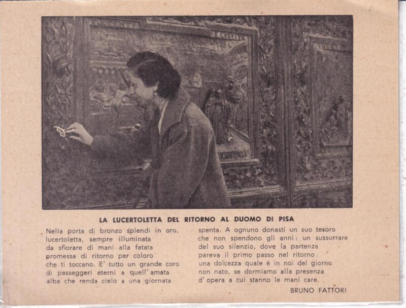 Cartolina Pisa con fotografia di donna che tocca la Lucertoletta del ritorno sulla porta del Duomo di Pisa